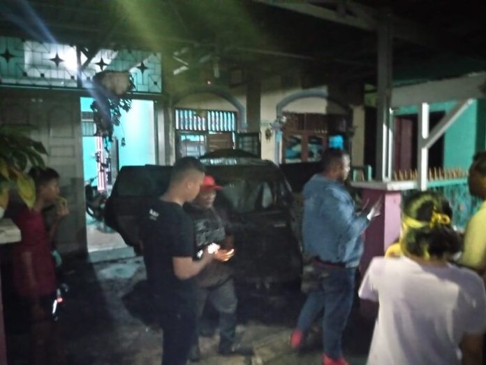 Personel Reskrim Polsek Patumbak sedang melakukan olah TKP mobil terbakar di Jalan Nusa Indah Kampung Baru Desa Marendal II Kecamatan Patumbak, Senin (19/6/2023) subuh. (f:ist/mistar)