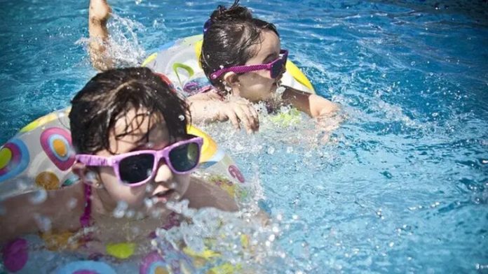Ilustrasi olahraga berenang saat masa liburan.