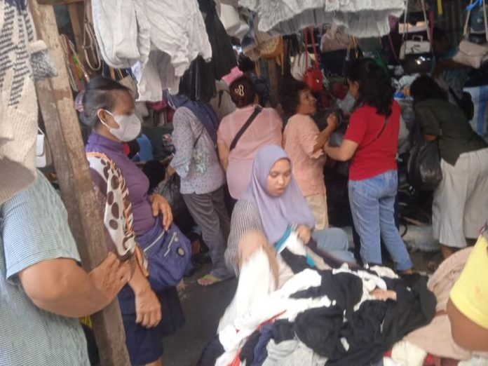 Situasi Pasar Sambu yang dikunjungi banyak pembeli. ( f;saferius/mistar)