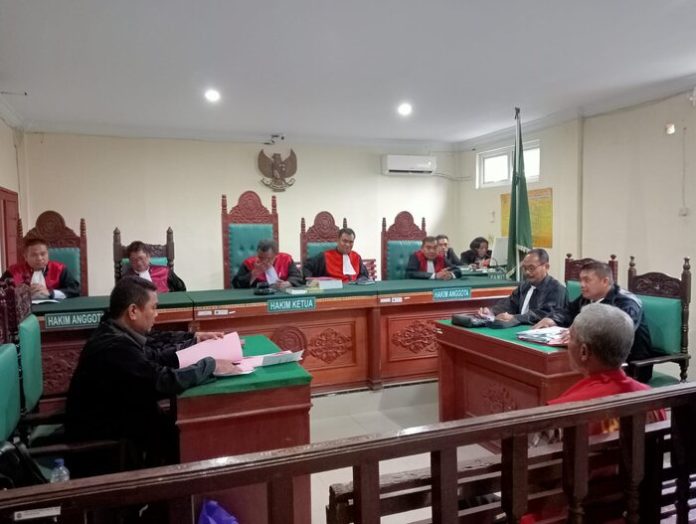 Terdakwa Murachman mendengarkan pembacaan tuntutan oleh Jaksa Penuntut Umum (JPU) di Pengadilan Negeri Lubuk Pakam (f;sembiring/mistar)