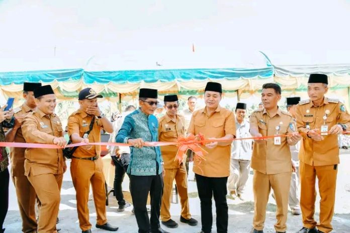 Bupati Batu Bara Zahir melakukan pengguntingan pita pertanda peresmian gedung baru Pondok Pesantren Darul Atiq di Desa Guntung Kecamatan Tanjung Tiram (f:ist/mistar)