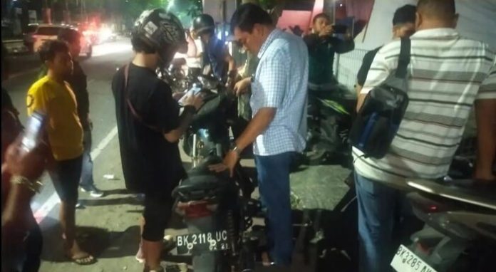 Petugas memeriksa para remaja yang mengendarai sepeda motor menggunakan knalpot blong. (f: ist/mistar)