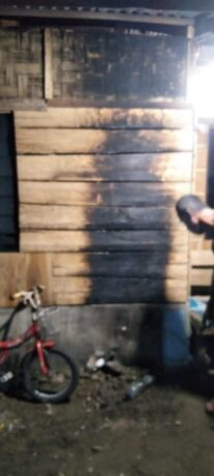 Dinding rumah korban menghitam usai OTK berusaha membakar rumahnya (f;ist/mistar)