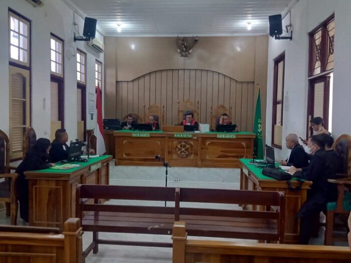 Suasana sidang pembacaan tuntutan Apin BK di Ruang Sidang Cakra 9 Pengadilan Negeri Medan yang ditunda. (f:deddy/mistar)