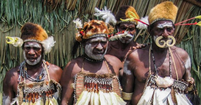 Suku Asmat di Papua, yang miliki tradisi unik hingga kini.