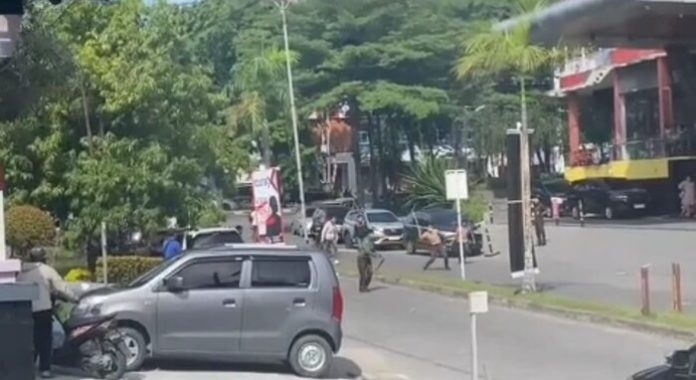 Tangkapan gambar dua kelompok remaja bentrok di Jalan Ring Road Kecamatan Medan Sunggal tepatnya di depan Komplek Taman Setia Budi Indah (Tasbi) II, Sabtu (17/6/2023). (f;ist/mistar0