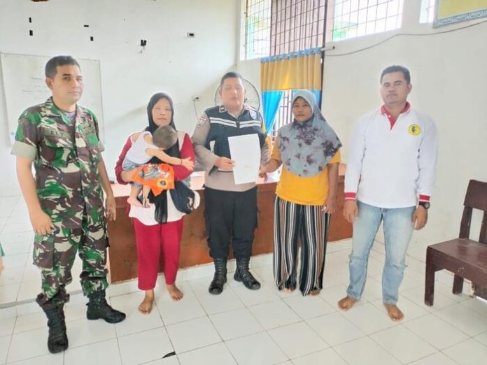 Kedua belah pihak yang berseteru akhirnya berdamai pose bersama 3 pilar desa, (f;ist/mistar)