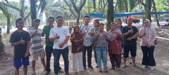 APK PTPN4 Kebun Pabatu, Junaidi Abdilla didampingi, Rizal saat berfoto bersama para pedagang kelapa usai menyapaikan Sosialisasi.