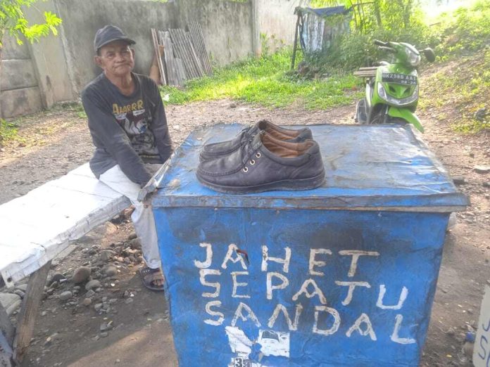 Ajaran Baru Sekolah, Tukang Jahit Sepatu di Deli Serdang Kebanjiran Order