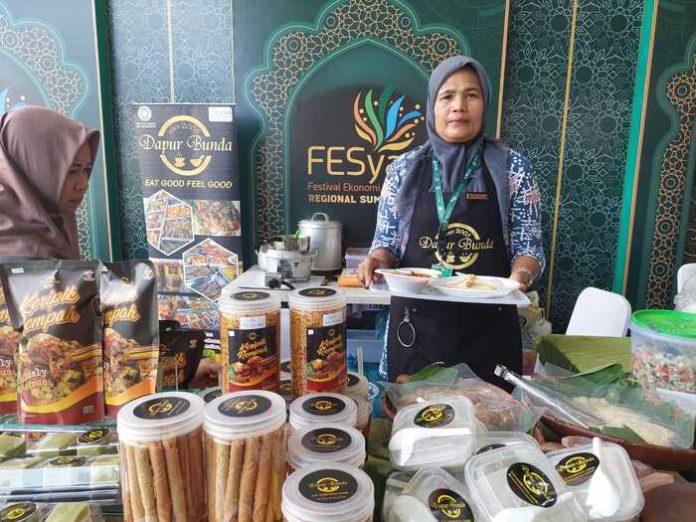 Salah satu UMKM binaan Bank Indonesia yang menyajikan kuliner tradisonal roti jala, soto Medan dan jongkong di Kegiatan Festival Ekonomi Syariah (FESyar) Regional Sumatera 2023 yang berlokasi di Istana Maimun. (f:anita/mistar)