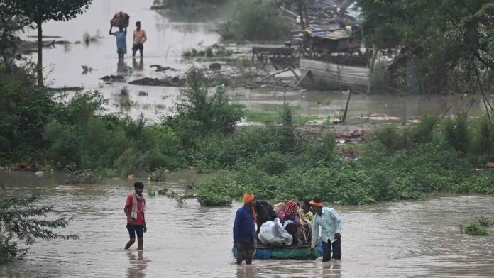 Banjir Bandang Landa India Utara 41 Orang Tewas.