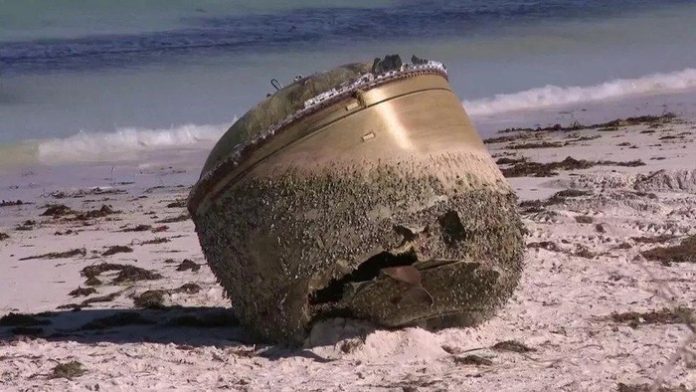 Benda misterius terdampar di pantai Australia.