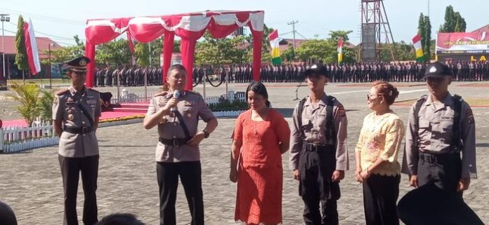 Kapolda Sumut Irjen Pol Agung Setya Imam Effendi memberikan selamat kepada orangtua/wali siswa Bintara Polri Polda Sumut di SPN (f:saut/mistar)