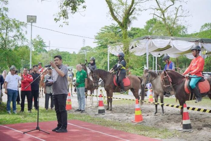 Wali Kota Medan Bobby Nasution saat membuka Horseback Archery Championship 2023 Memperebutkan Piala Wali Kota Medan di Cadika Stable (f:ist/mistar)