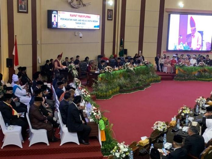 Suasana rapat paripurna HUT Kota Medan Ke-433 Tahun di gedung dewan (f:rahmad/mistar)