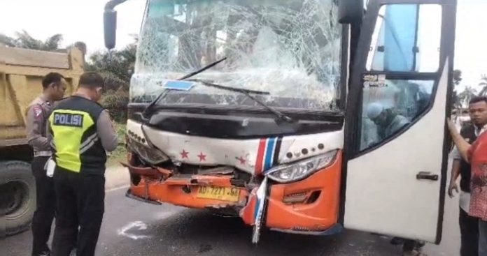 Bus Penjemputan Rombongan Jamaah Haji Asahan Alami Kecelakaan Beruntun.