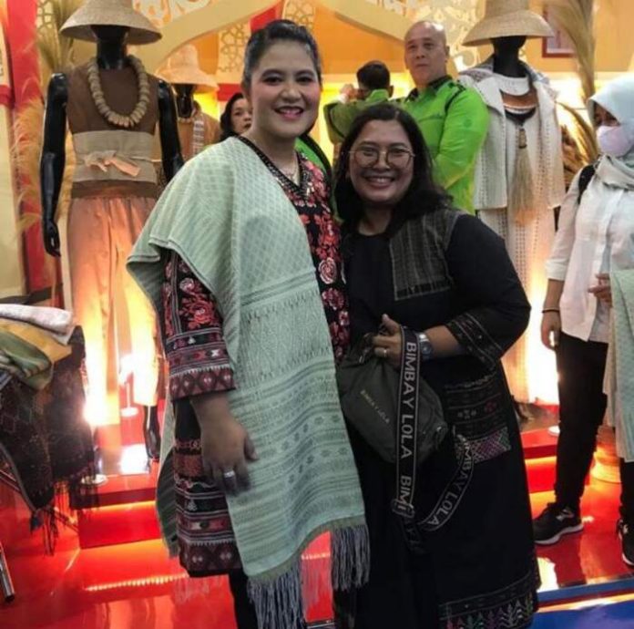 Tina Sinaga bersama Ketua Dekranasda Kota Medan Ny Kahiyang Ayu saat mengikuti pameran produk UMKM (f:ist/mistar)