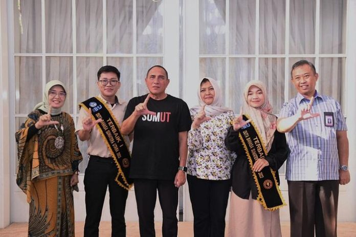 Edy Rahmayadi bersama Ketua Tim Penggerak Pemberdayaan dan Kesejahteraan Keluarga (TP PKK) Provinsi Sumut Nawal Lubis didampingi Kepala Dinas Perpustakaan dan Arsip Provinsi Sumatera Utara, Dwi Endah Purwanti menerima kunjungan silaturahmi Kepala Balai Bahasa, Hidayat Widyanto dan para Duta Bahasa Sumut (f:ist/mistar)