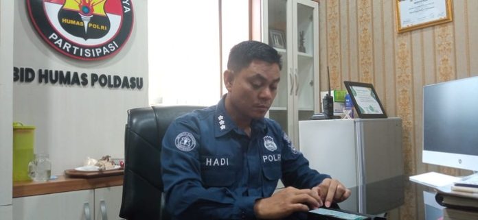 Kabid Humas Polda Sumut Kombes Pol Hadi Wahyudi, saat melihat media sosial, Kamis (20/7/2023). (f:saut/Mistar)