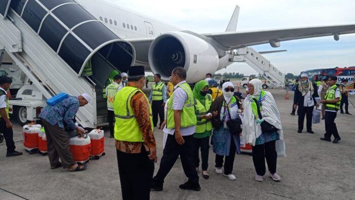 Jemaah haji yang turun dari pesawat di Bandara Kualanamu Medan. Hingga saat PPIH Debarkasi Medan sudah memulangkan 3.208 jemaah ke daerahnya masing-masing. (f:ist/mistar)