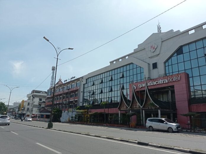 Hotel di kawasan Jalan Sisingamangaraja yang tidak beroperasional lagi. (f:anita/mistar)