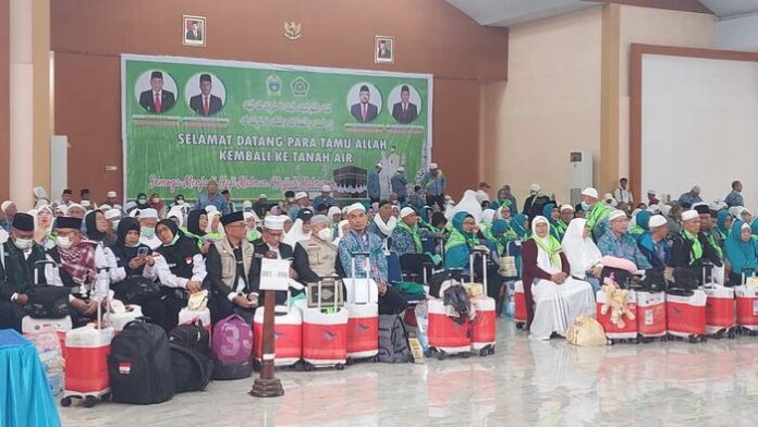 Jemaah haji asal Sumut yang tiba di Asrama Haji Medan. (f:dok/mistar)