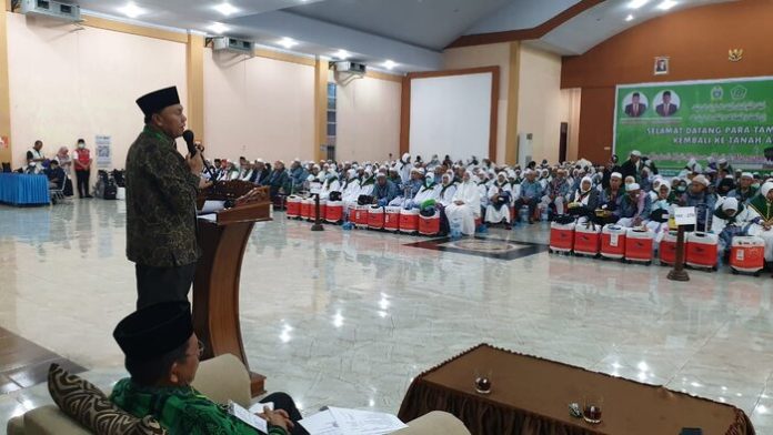 Kakanwil Kemenag Sumut H Ahmad Qosbi yang menyambut kedatangan jemaah haji kloter 3. (f:ist/mistar)