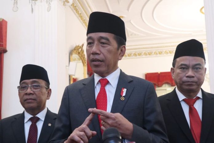 Jokowi bersama dengan Menkominfo, Budi Arie memberikan keterangan pers soal BTS (f;ist/mistar)