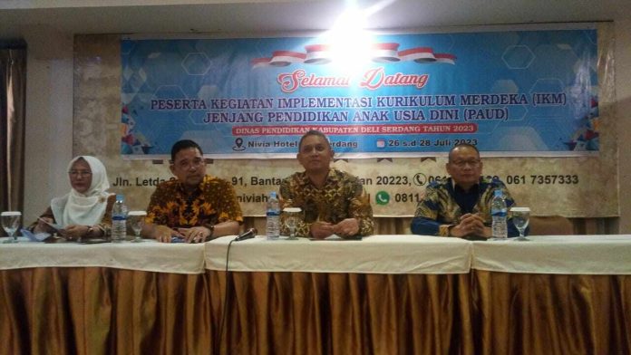 Kadis Pendidikan Deli Serdang Yudi Hilmawan (nomor 2 dari kanan).