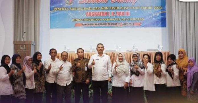 Kadis Pendidikan Yudi Hilmawan (paling tengah baju putih lengan panjang) bersama peserta sosialisasi dan nara sumber.