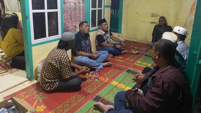 Kapolres Padang Sidempuan AKBP Dudung Setyawan saat berada dirumah duka.