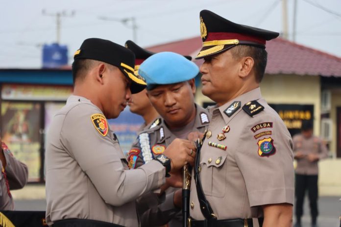 Kapolres Pelabuhan Belawan AKBP Josua Tampubolon menyematkan tanda jabatan kepada pejabat baru Kapolsek Medan Labuhan.