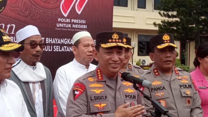 Kapolri Jenderal Listyo Sigit Prabowo didampingi Kapolda Sumut Irjen Pol Panca Putra Simanjuntak di Rumah Sakit Bhayangkara Tk II Mas Kadiran Medan, Rabu (5/7/2023). (f:saut/mistar)