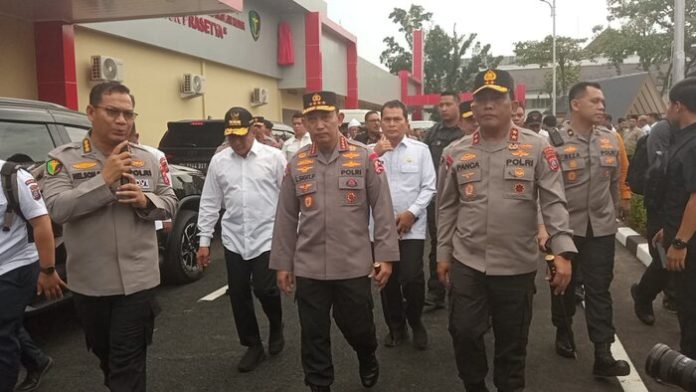 Kapolri Jenderal Listyo Sigit Prabowo didampingi Kapolda Sumut Irjen Pol Panca Putra Simanjuntak saat meninjau Rumah Sakit Bhayangkara TK II Mas Kadiran Medan yang baru diresmikan,Rabu (5/7/2023). (f:saut/mistar)