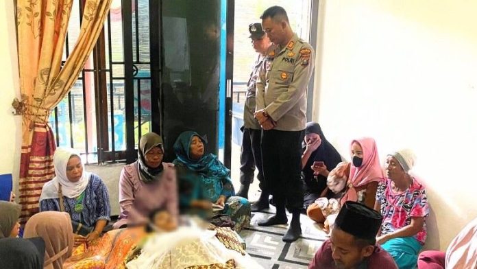 Kapolsek Indrapura AKP Jonni H Damanik dan anggota melayat korban tewas tersengat arus listrik.