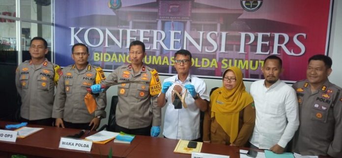 Waka Polda Sumut Brigjen Pol Jawari didampingi Direktur Ditreskrimum Polda Sumut Kombes Pol Sumaryono, saat menunjukkan barang bukti senjata tajam (f:saut/mistar)