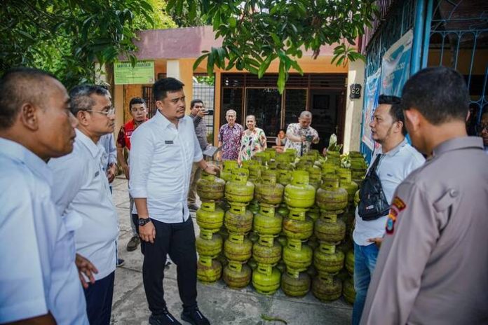 Wali Kota Medan Bobby Nasution saat melakukan sidak ke pangkalan gas di kawasan Jalan Bromo (f:ist/mistar)