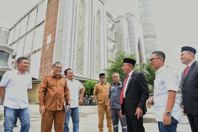 Gubernur Sumatera Utara (Sumut) Edy Rahmayadi meninjau proses pembangunan Masjid Agung. (f:ist/mistar)