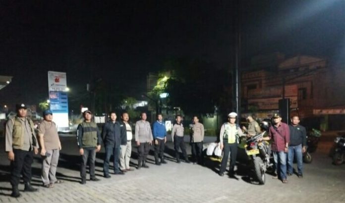 Muspika plus kecamatan Medan Marelan melakukan peringatan kepada warga yang masih berada di jalan menjelang subuh.
