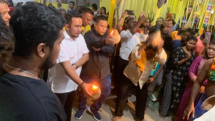 Novandi Nasty Sandya SM bersama Bacaleg DPR RI Partai Golkar Hasrul Benny Harahap saat pelepasan kereta kencana pada perayaan Adhi Maha Puja Shri Mariamman di Kuil Teratai Pasiran Medan.