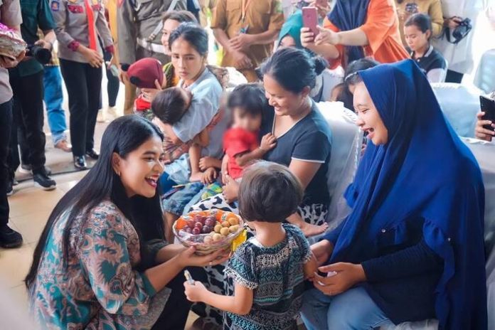 Ketua PKK Kota Medan Ny Kahiyang Ayu saat memberikan PMT kepada anak penderita stunting di Kecamatan Medan Belawan (f:ist/mistar)