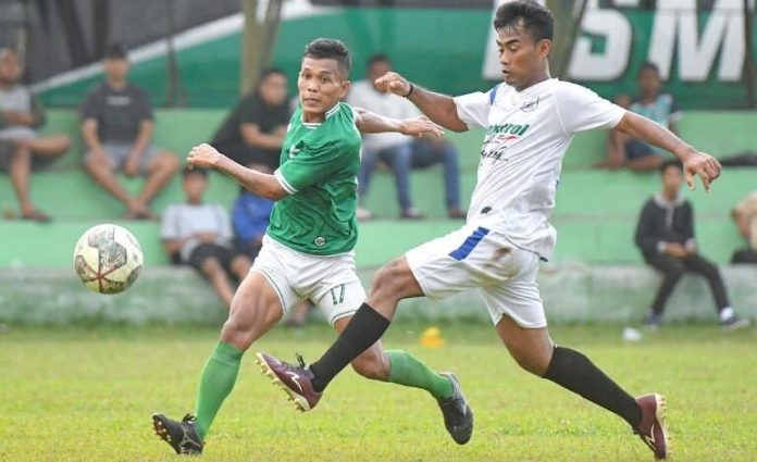 Pemain PSMS (baju hijau) berebut bola dengan pemain lawan dalam laga ujicoba melawan Kontra Buana.