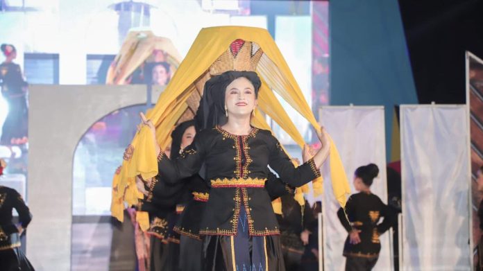 Penampilan kesenian budaya Pakpak Dairi pada malam PRSU 49 juga diiringi Tari Nan Tampuk Emas sebagai tari pembuka.
