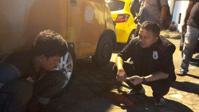 Ps Kasat Reskrim Polrestabes Medan Kompol Teuku Fathir Mustafa saat menginterogasi salah satu tersangka. (f: ist/mistar)