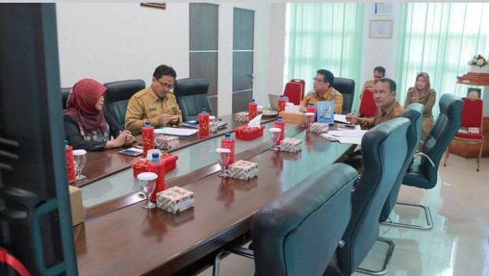 Penjabat (Pj.) Wali Kota Tebing Tinggi Drs. Syarmadani bersama pimpinan OPD terkait dan tim pengendali inflasi daerah Kota Tebing Tinggi.