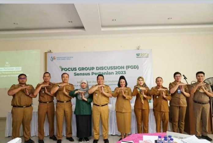 Penjabat Wali Kota Tebing Tinggi Drs. Syarmadani berfoto bersama usai memberikan arahan.