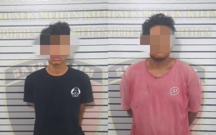 Dua tersangka saat diamankan di Mapolsek Medan Kota. (f:ist/mistar)