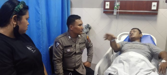 Petugas Unit Lantas Polsek Delitua saat mengecek kondisi pengendara sepeda motor di RS Mitra Sejati