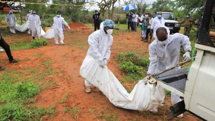 Petugas mengangkat jenazah korban sekte sesat di Kenya.