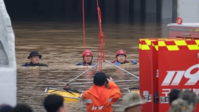 Petugas penyelamat berjuang melawan arus deras banjir di korsel.